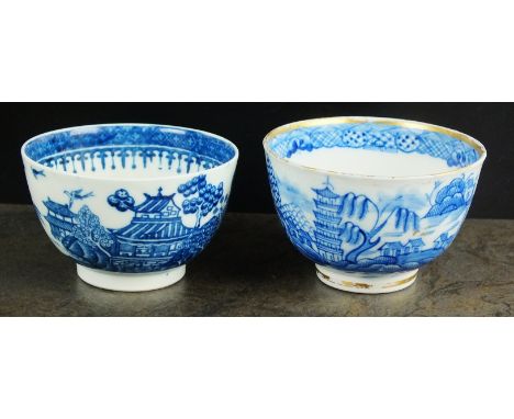 A Caughley tea bowl, circa 1785-90, transfer-printed in underglaze blue with the Willow Nankin pattern, underglaze blue S mar