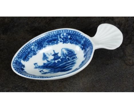 A rare Caughley caddy spoon, circa 1780-85, the shallow, egg-shaped bowl with an applied shell-shaped handle, printed in blue