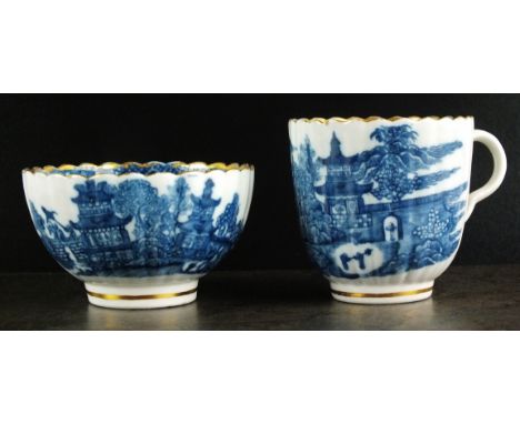 A Caughley Temple pattern coffee cup, 7cm high, together with a Caughley tea bowl in the same pattern, 8.5cm diameter, both w