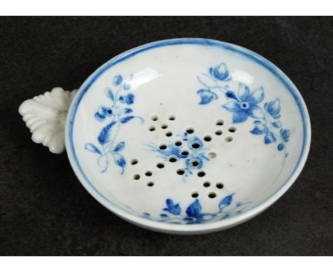 Caughley egg drainer, circa 1782-92, with leaf-shaped handle, painted in light blue with Bright Sprigs, with single blue line