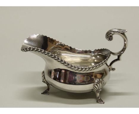   Saucière, Silber 925, Sheffield, 1926, Harrison Brothers &amp; Howson, glatter Korpus auf drei Füßen, Rand mit Zungenbordür
