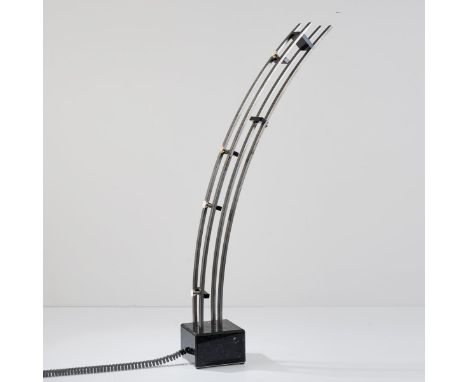 Gerd Arens, 'Arc lamp', 1990 (Entwurf)H. 158,5 cm.Pentagon, Köln.Vierkantstahlrohr, Stahlblech, schwarzer Kunststoff, Magnete