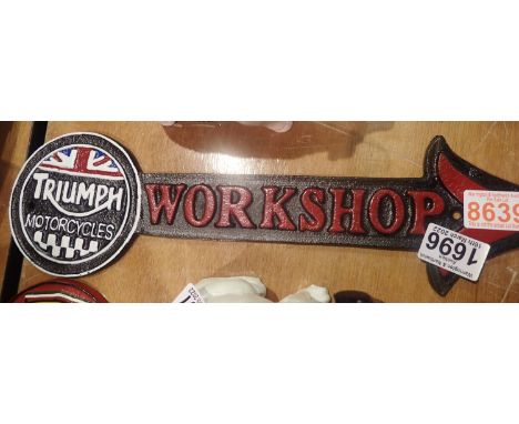Cast iron Triumph workshop arrow sign, 40 x 12 cm. P&amp;P Group 2 (£18+VAT for the first lot and £3+VAT for subsequent lots)