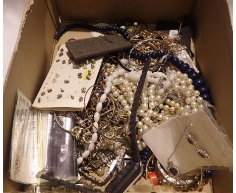 Box of mixed costume jewellery including necklaces etc. P&amp;P Group 3 (£25+VAT for the first lot and £5+VAT for subsequent 