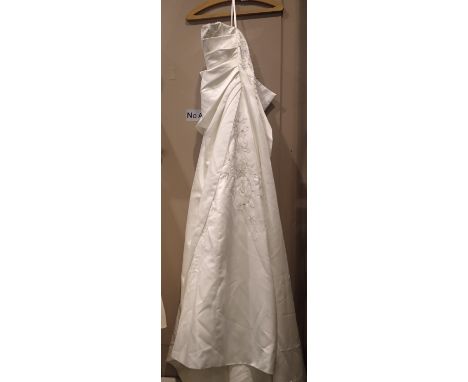 Wedding dress with diamante accents, size 6. P&amp;P Group 3 (£25+VAT for the first lot and £5+VAT for subsequent lots) 