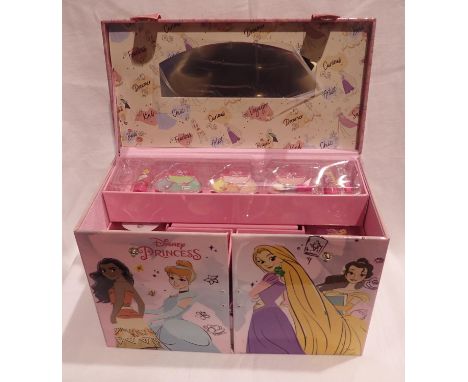 Disney princess make-up in display box, 29 x 19 x 14 cm. P&amp;P Group 1 (£14+VAT for the first lot and £1+VAT for subsequent