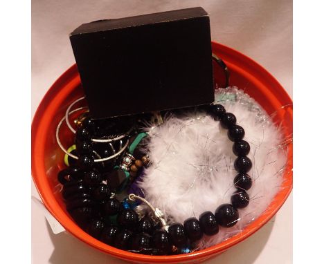 Tub of mixed unsorted costume jewellery. P&amp;P Group 3 (£25+VAT for the first lot and £5+VAT for subsequent lots) 