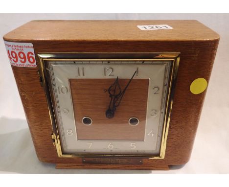 Vintage oak cased chiming mantel clock. P&amp;P Group 3 (£25+VAT for the first lot and £5+VAT for subsequent lots) 