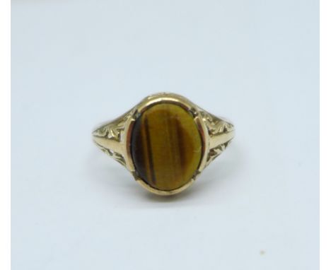 A 9ct gold tiger's eye ring, 2.2g, J 