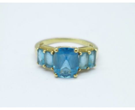 A 9ct gold and blue stone ring, 3.0g, N 