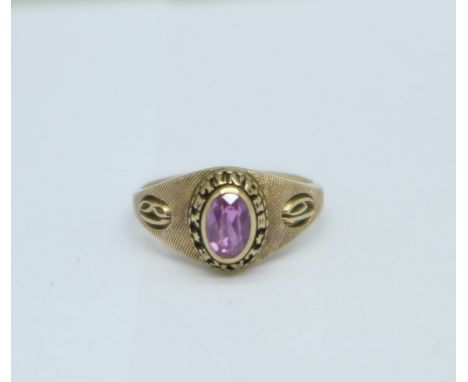 A lady?s 10ct gold graduation ring, 1971, 2.7g, M 