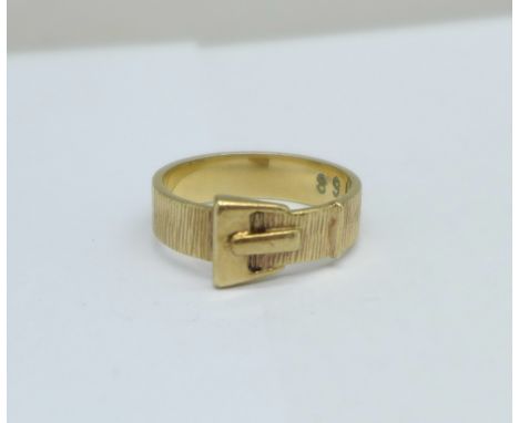 A 9ct gold buckle ring, 3.6g, O 