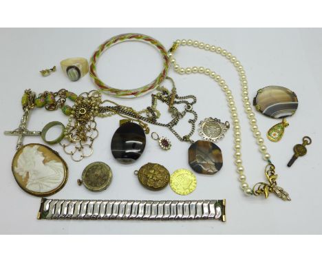 Costume jewellery, faux pearl necklace, brooches, etc. 