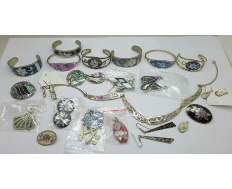 A collection of Alpaca Mexico jewellery set with mother of pearl and abalone 