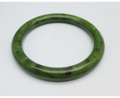 A 'cabbage' jade bangle 