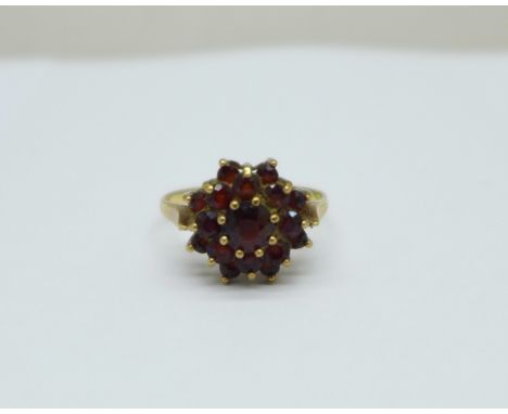 A 9ct gold and garnet ring, 2g, K 