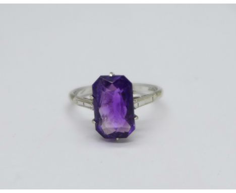 A 9ct white gold and amethyst ring, 2g, M 