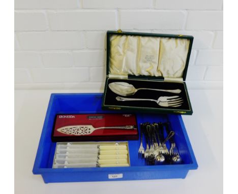 Miscellaneous Epns flat wares to include a cake slice, a serving spoon and fork set, pastry forks, together with Elkington pl