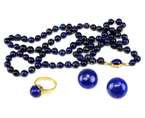 3 Teil. Gelbgold-Lapislazuli-Parure, Deutschland um 1970, bestehend aus 1 Ring, 750 gestempelt, mit Lapislazuli-Cabochon, Rin