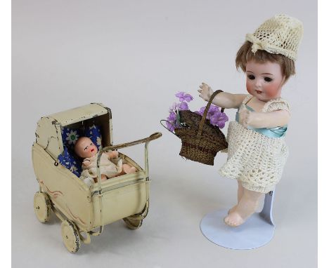 Kleine Porzellankopfpuppe mit Puppenwagen, Kämmerer und Reinhardt 126, um 1910, um 1910, Biskuitporzellan-Kopf, Glasaugen, ge