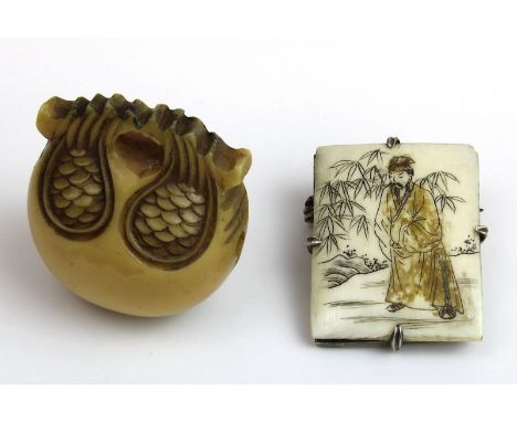Netsuke in Glockenform sowie kleine Brosche: japanische Netsuke aus Taguanuss in Form einer Tempelglocke mit fein geschnitzte