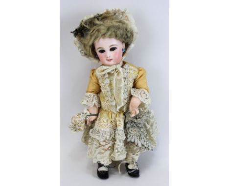 Chérie Portraitpuppe von Jumeau, Paris um 1890, Model »Bébés«, Biskuitporzellankopf mit geschlossenem Mund, leicht farbig bem