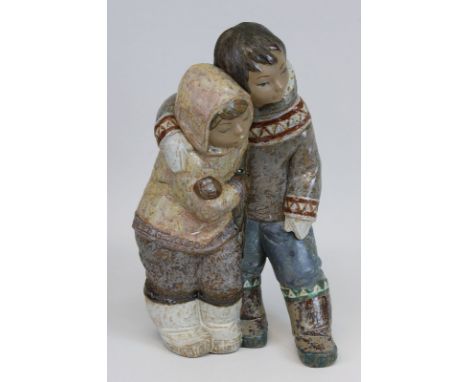 Lladro Figurengruppe, Spanien 20. Jh., Eskimokinderpaar, Keramik, brauner Scherben mit farbiger Bemalung, im Boden blaue Stem