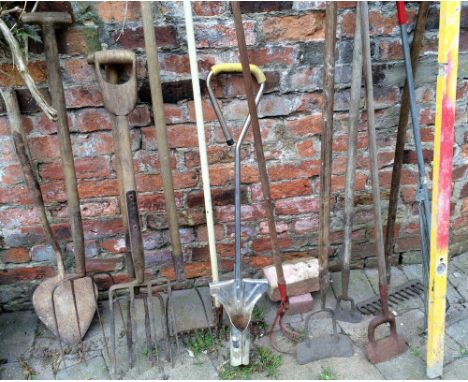 Various gardening tools & a spirit level