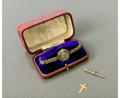 A George V 9ct gold cased ladies manual wind wrist watch - London import hallmarks, 1924, Swiss 15J movement (winds and runs)