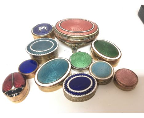A collection of early 20th century enamel rouge boxes of oval and round shape (a lot)