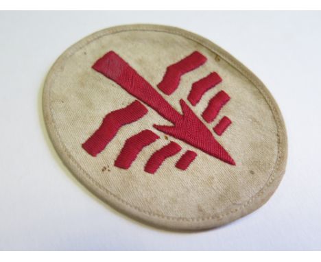 German WW2 cloth trade badge, white cloth with red arrow