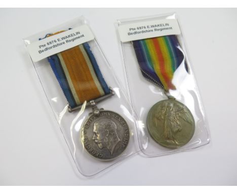 Bedford Regt - BWM & Victory Medal (6976 Pte E Wakelin Bedf R). (2)