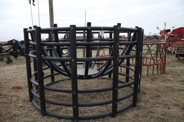 Round Bale Feeder W Fiberglass Hay Saver