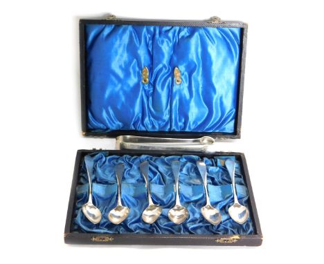 A George V cased silver spoon and tong set, each inscribed JJ, comprising a set of six teaspoons and matched plain sugar tong