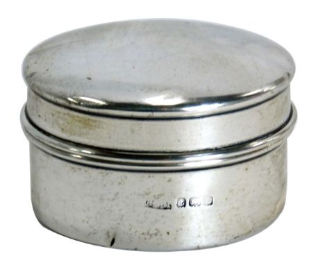 A George V silver trinket box, of cylindrical form, Birmingham 1935, 0.64oz, 5.5cm wide. 