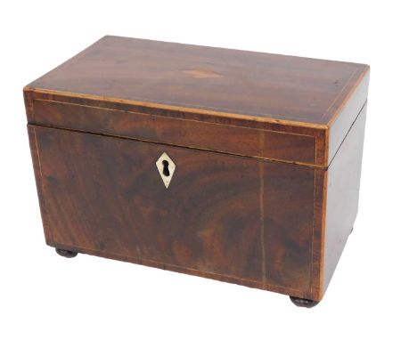 An early 19thC mahogany and rosewood cross banded tea caddy, with boxwood stringing, the hinged lid enclosing a vacant interi