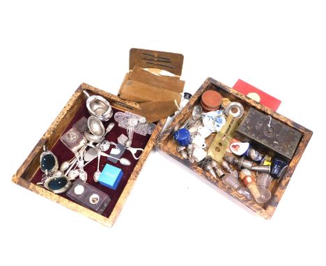 Bygones and trinkets, comprising miniature tankards, carved wooden bottle stopper, silver plated salt, Walker &amp; Hall silv