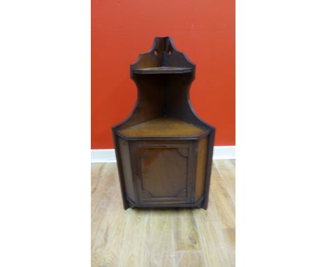 Small oak corner cabinet with single shelf above cupboard door, 67cm high