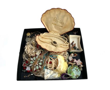 A Rosita simulated pearl necklace in clam shell case, together with a mixed lot of other jewellery 