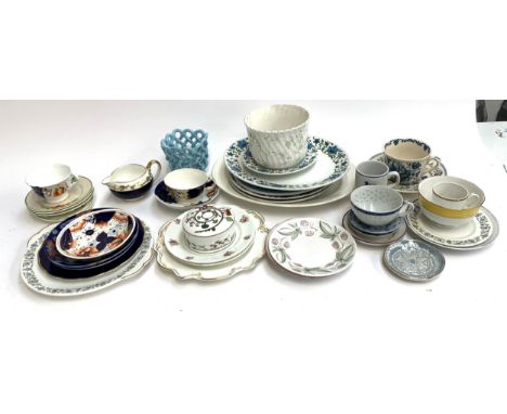 A mixed lot of ceramics to include Wedgwood 'Campion' planter, Ivory ware Hancocks saucers, Midwinter plate, Susie Cooper, Co