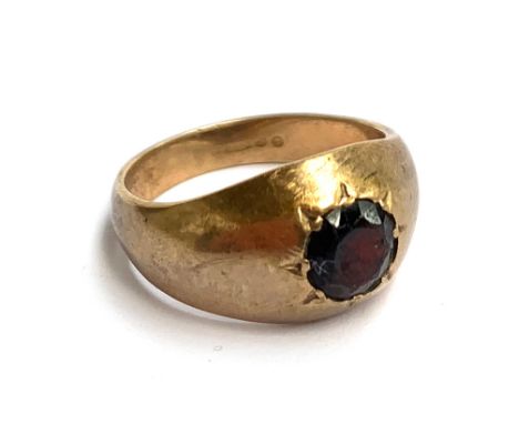 A 9ct gold ring set with a single garnet, approx. 4g, size L 