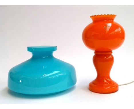 A mid century orange glass table lamp, 28cmH, together with a blue glass lamp shade, 25.5cmD 