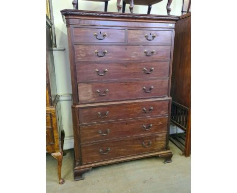 Georgian mahogany chest on chest with reeded cut corners, dentil cornice upon ogee bracket feet, oak lined drawers with origi