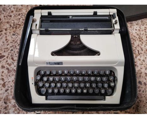 CASED ERIKA PORTABLE TYPEWRITER 