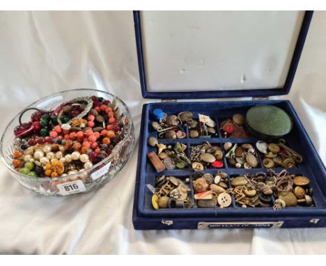 GLASS BOWL OF COSTUME JEWELLERY NECKLACES &amp; A COIN TRAY CONTAINING MISC MILITARY BUTTONS &amp; BRIC-A-BRAC