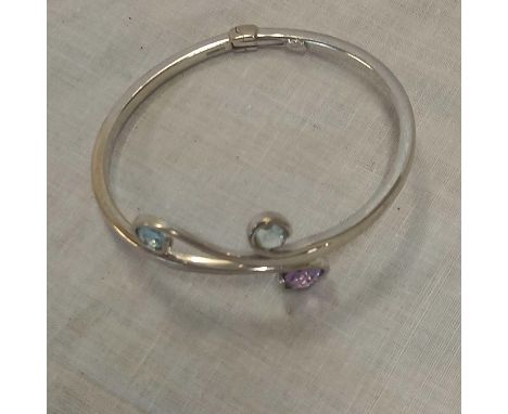 9ct WHITE GOLD HINGED BANGLE WITH ACQUAMARINE &amp; AMETHYST, 12.4g