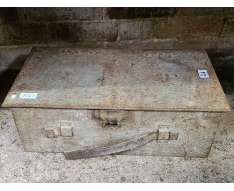 METAL AMMUNITION BOX WITH SPRING CATCH
