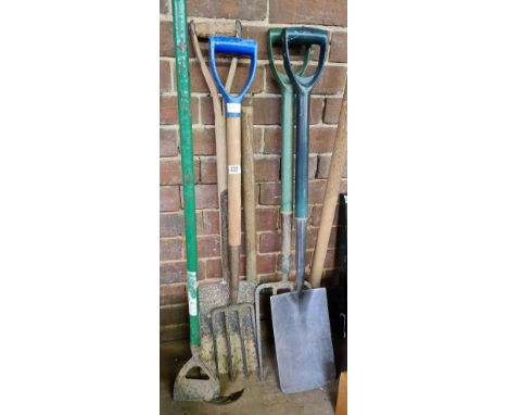 QTY OF GARDENING TOOLS, 2 FORKS, 2 SPADES, 2 SLEDGE HAMMERS &amp; A HOE