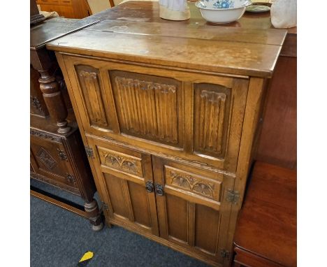 RETRO OAK LINEN FOLD FRONTED COCKTAIL CABINET WITH ORIGINAL COCKTAIL STICKS &amp; LEMON SQUEEZER, TOP FADED, 2ft 6'' WIDE