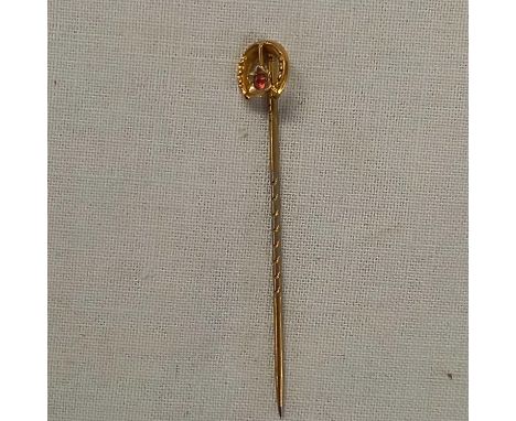 PRETTY 9ct HORSESHOE GEM SET TOPPED STICK PIN